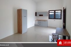 ruang keluarga dan dapur villa mandiri
